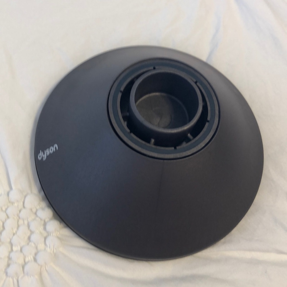 Dyson diffuser blow dryer attachment. Never used